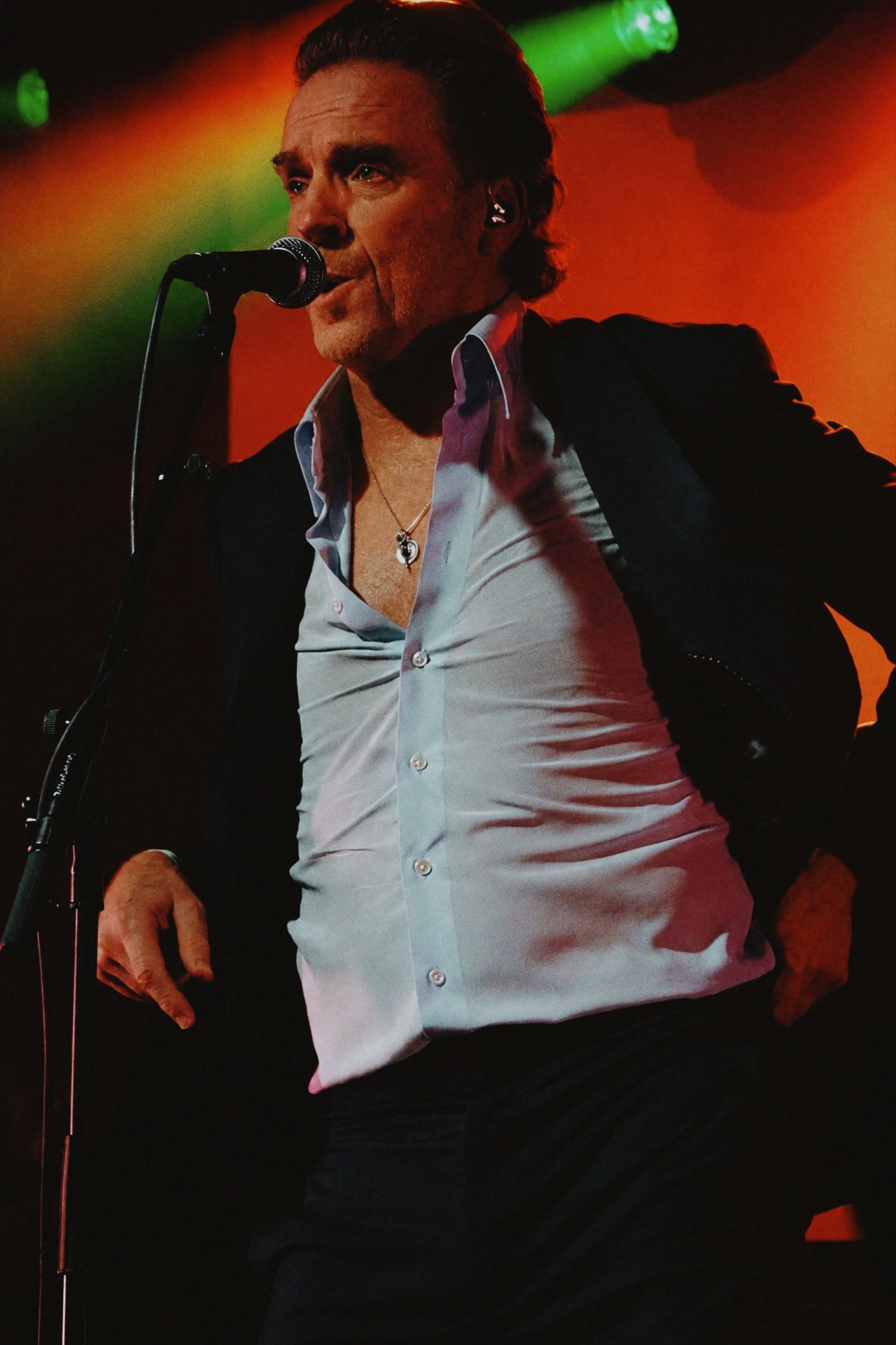 Damian Lewis performing at The Garage