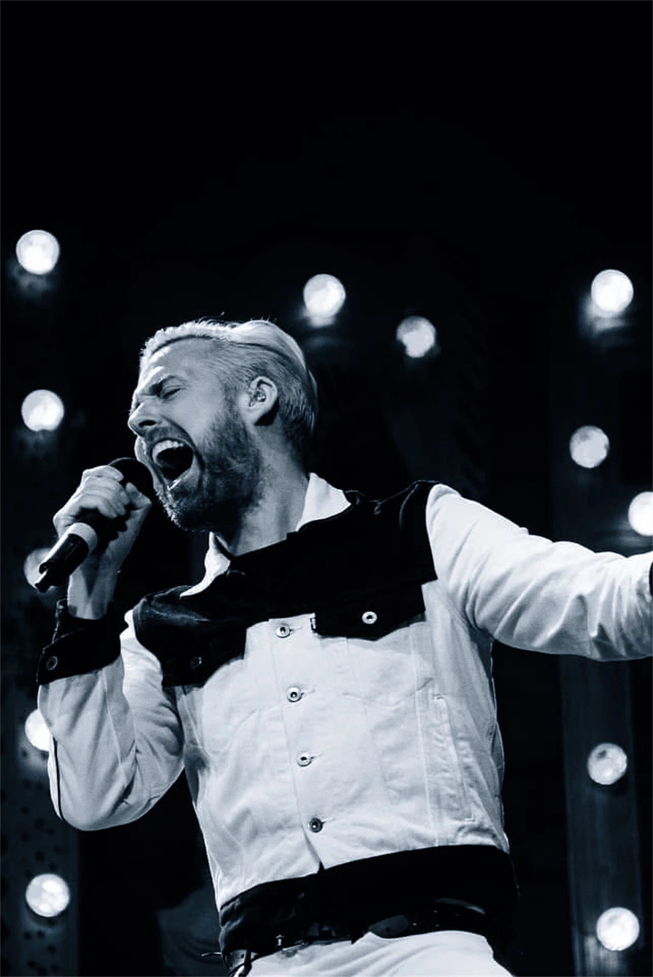 Kaiser Chiefs performing live in 2019
