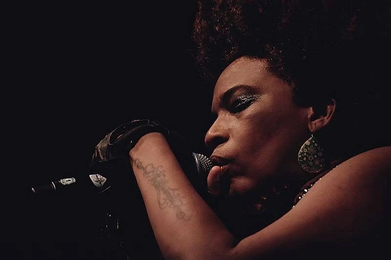 Macy Gray performing live in 2017
